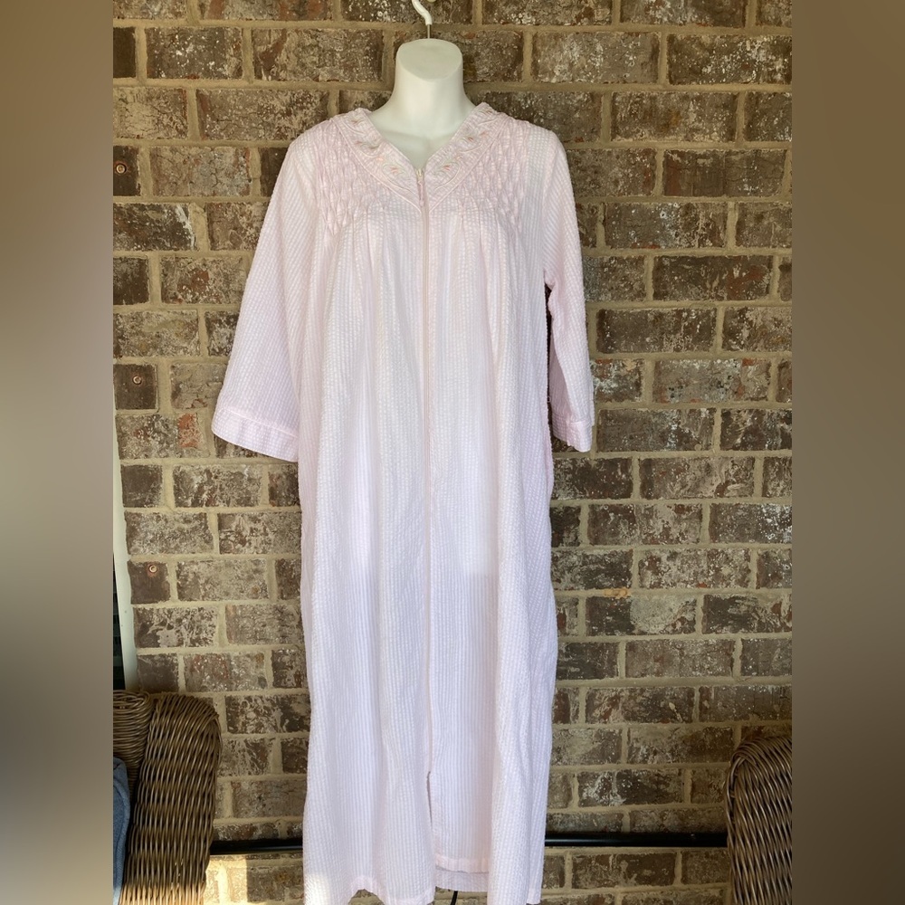 Miss Elaine seersucker zip up robe size Medium